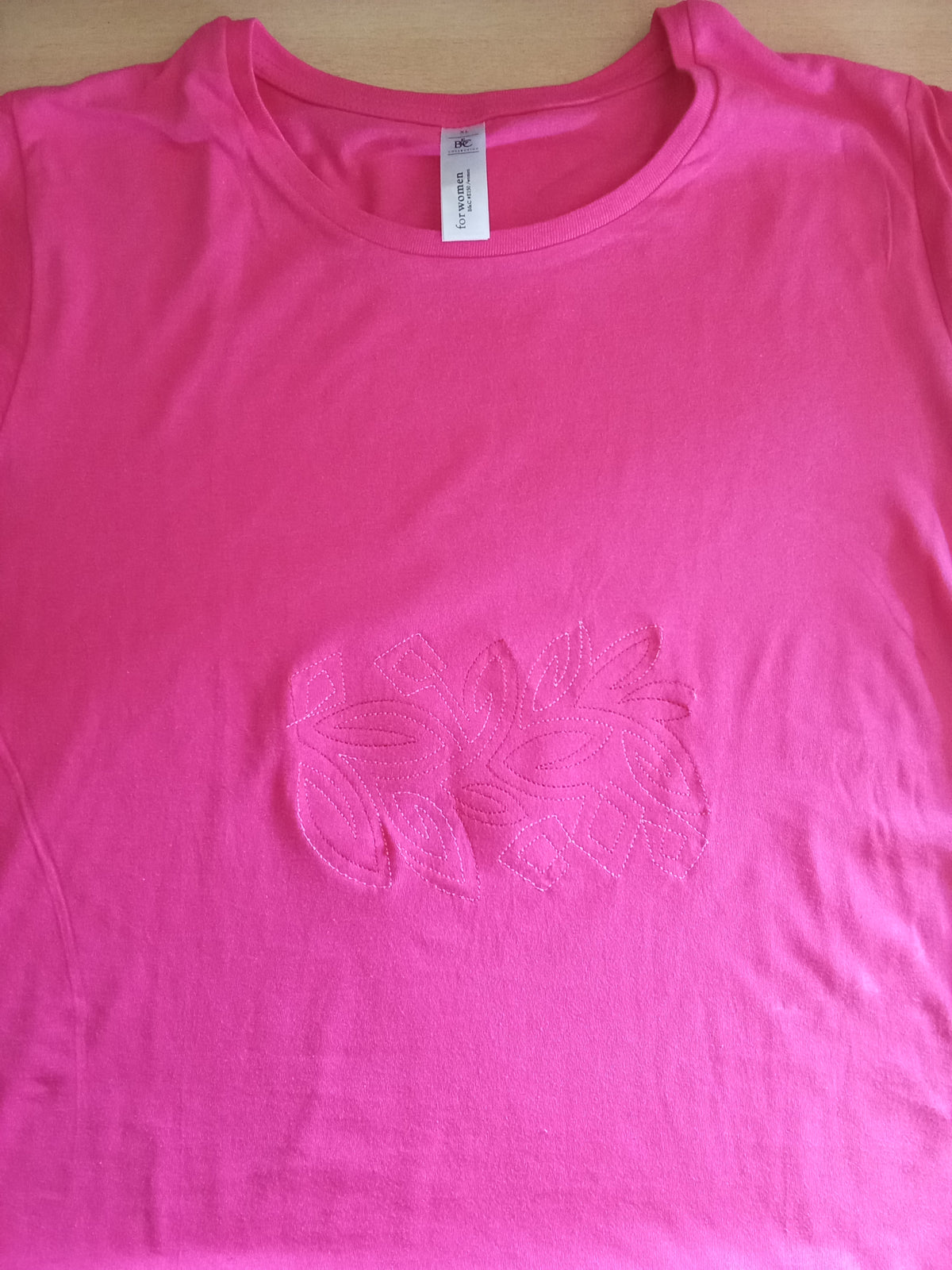 T-shirt femme brodée rose