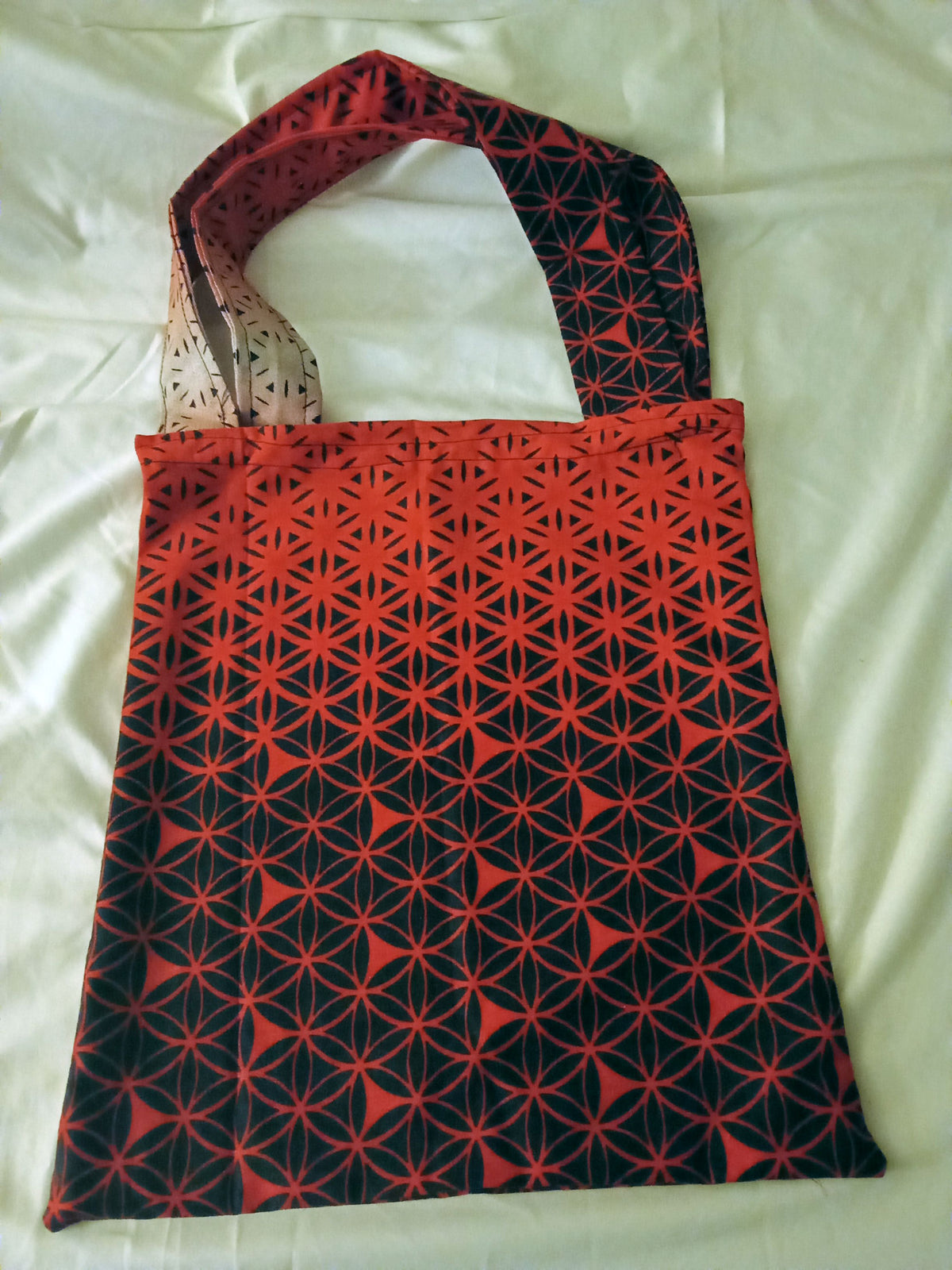 Petit tôte bag rouge noir