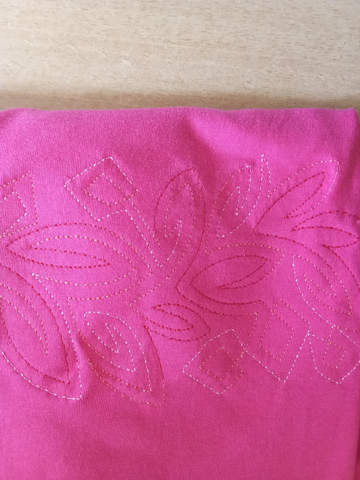T-shirt femme brodée rose